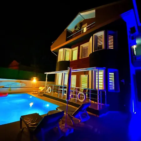 别墅 4 Bedrooms Private Pool 费特希耶